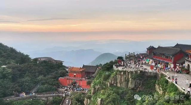 泰山雨霁：云雾织仙境，霞光染群峰，这泼墨山水里藏着夏日最治愈的奔赴