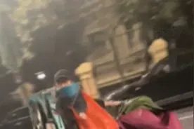 路边摊主烤串烤到一半听闻城管来了，拔腿就跑留下大叔一脸懵，摊主边跑边问“你要不要辣”视频封面