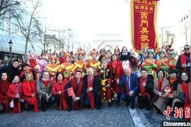 广东汕头英歌舞亮相法国巴黎、里昂欢庆中国春节图片