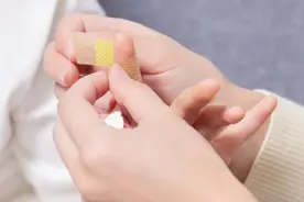 创口贴和创可贴是两种东西，真不是口音问题！用不对还会加重伤口感染风险→图片