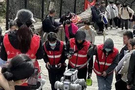 可负重120公斤，机器狗爬山引发围观！泰山垃圾清运有望“轻松拿捏”图片