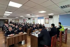 福山交警到公交公司开展交通安全宣传图片