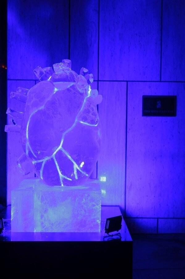 哈尔滨富力丽思卡尔顿酒店1千公斤冰雕作品璀璨亮相