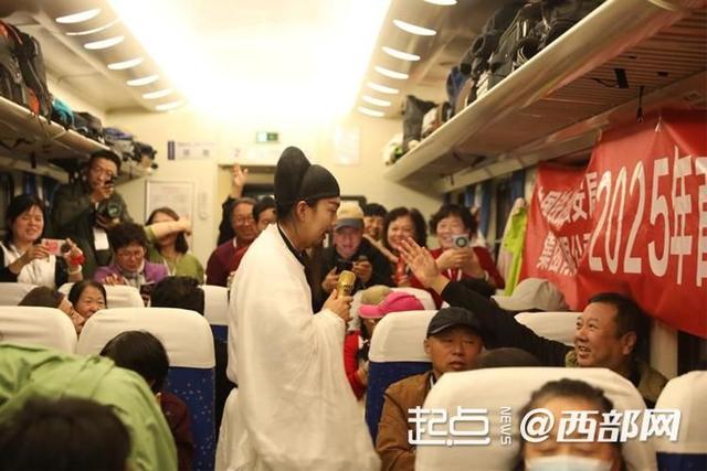 坐着火车去赏秋 陕西开行跨省“环秦岭”赏秋银发旅游专列