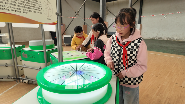 中国流动科技馆走进若尔盖 点燃青少年科学梦想