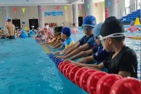 东至县实验小学：学游泳防溺水懂自救图片