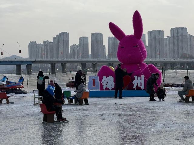 期末考完趣玩冰雪 小凌河冰雪大世界人气旺