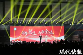 南京体育学院举行2024年度人物颁奖典礼，奥运冠军郝婷、王赐月出席图片