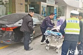 情况危急！孕妇高速上羊水破裂，民警辅警紧急护送就医图片
