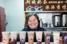 上海人牵挂的“奶茶阿姨”新店开张啦！69岁再创业，她这样说→图片