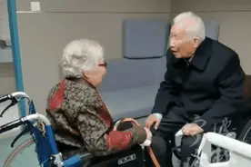 感动！97岁妻子化妆烫发看望98岁丈夫，医院里紧紧拥抱，不忍分开图片