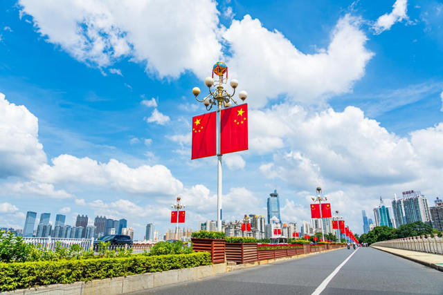 锦绣“中国红” 盛装庆华诞——南宁国庆节氛围浓厚