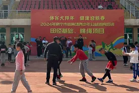 南宁市体育场举办青少年公益体育培训班图片