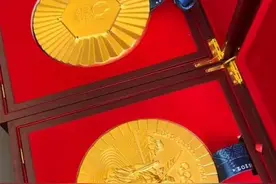 王楠丈夫晒3公斤“纯金”金牌，一块价值或超170万，曾称王楠“永远是乒乓娘家人”图片