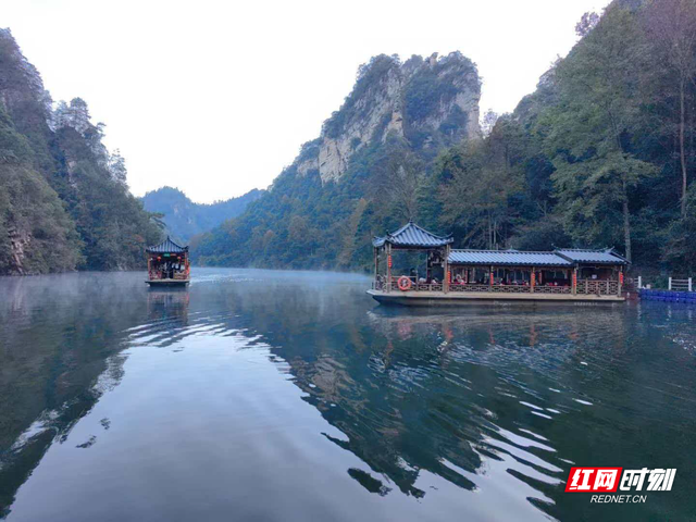 张家界宝峰湖：暖阳峰林碧水间 画舫游船引客来