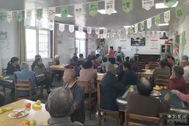 茶话会、手指操、投沙包，湘口街汉江村互助养老活动为老人生活添彩图片