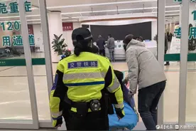 快快快！聊城女铁骑夜幕下3分钟护送摔伤老人就医图片