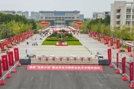 矢志逐梦 步履不停 在实干担当中勇毅前行——河南职业技术学院2025年新年贺词图片