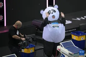 游泳——世界杯新加坡站：何诗蓓“变身”大熊猫亮相图片