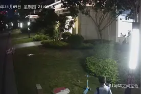 南宁一男童大腿被卡下水道，被三名小学生机智救下图片