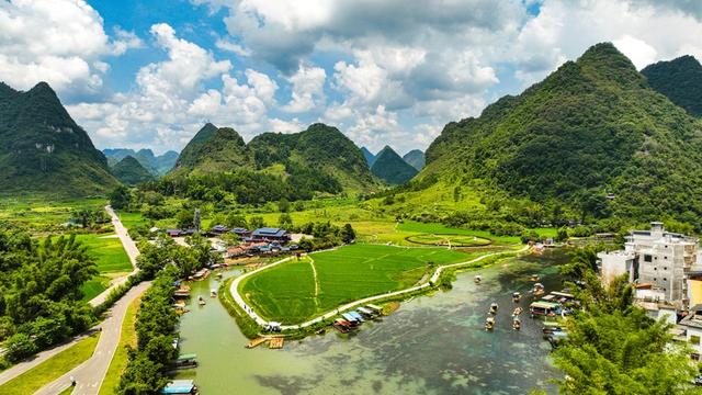 广西靖西：山水美景引客来