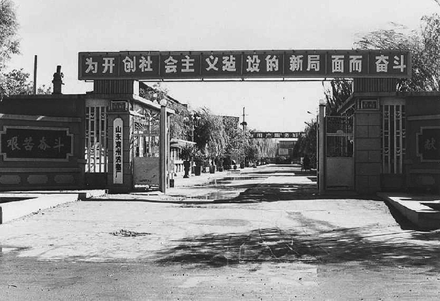 北镇活塞厂设计制造出八工位活塞自动浇注机，实现活塞浇注工序的自动化