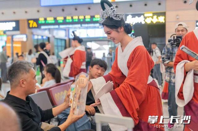 唐风陶韵走进长沙南站，铜官窑向旅客发出邀约