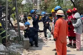 缅甸灾区进入消杀，仍在废墟上坚守的人图片