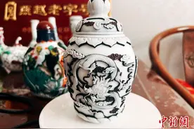 河北枣强手艺人16道工序展琉璃雕刻技艺图片