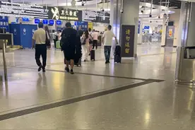 【特写】内地劳动力涌入香港AB面：中产人才寻找鸡娃新出路，劳工要赚疫后第一桶金图片