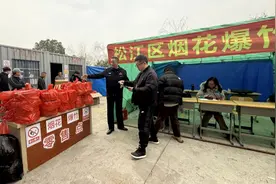 松江区烟花爆竹销售点正式开售，警方多措并举确保安全、有序图片