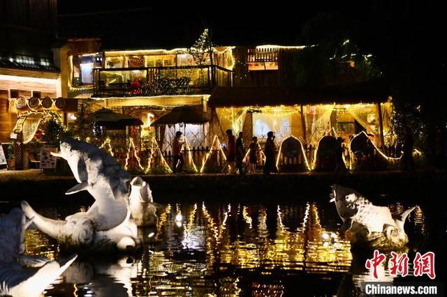 福建周宁八百多年鲤鱼溪暑期引游人
