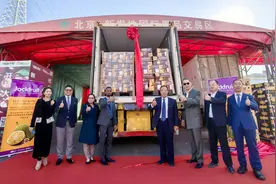 开柜！首车马来西亚船运菠萝蜜运抵北京新发地图片