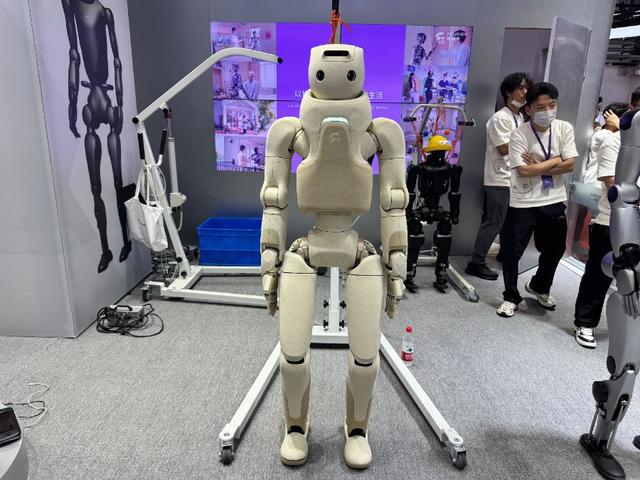人挤人挤机器人！“赛博牛马”整活儿大赏，逛遍WRC，亮点实录