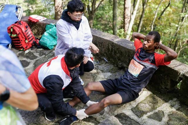 参赛选手激情攀登，工作人员实力 “护驾”——2025年第二十一届中国黄山登山大会侧记