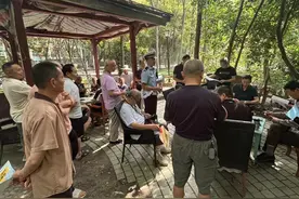 成都青羊：交警到老人聚集区开展宣传，守护老年人交通安全图片