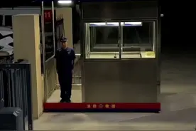 中秋团圆夜00后的他站岗时哭了 今天的月饼是思念馅的！（鱼台大队陈涛 李阔）图片