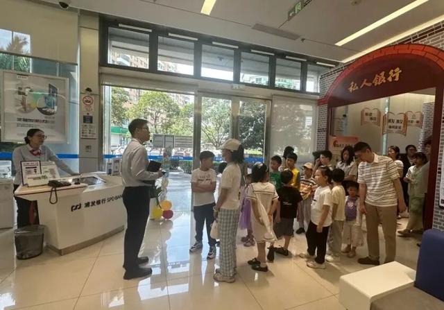 打卡浦发网点，我理解了为何这家银行能在旅游节期间火“出圈” | 愉见财经