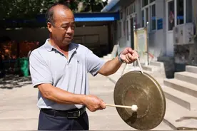 新华全媒＋|一面铜锣、一封平安信、一盏煤油灯——记河北涞水抢险救灾中的三件小事图片
