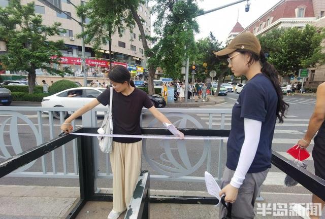 青岛故事丨轮椅驶向栈桥，婴儿车畅行奥帆！特殊群体为“无碍”探路