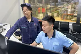 车间里的“多事儿”女工图片