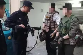 两名少年Cosplay游戏装扮，居民紧急报警才知是虚惊一场图片