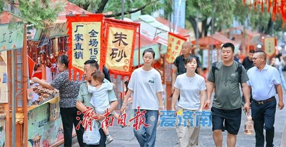 泉城迎来秋凉，游人登临千佛山游玩