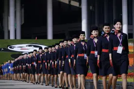 礼仪服务保障+艺术品双语讲解，东航近80名乘务员亮相“四叶草”图片