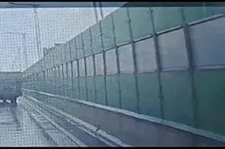 大货车打滑失控上演“神龙摆尾”三连撞！雨天行车请注意图片