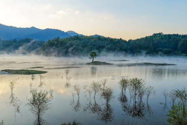 安徽黟县：奇墅湖晨雾美如画