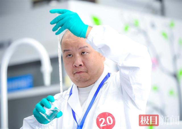 组图|60双专注眼神“探寻真实数据”，湖北化学检验员决赛燃动江城