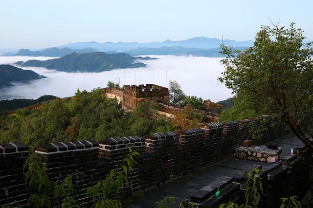 北京：长城晨雾美如画
