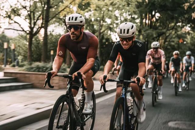 上海的骑行风景有多美？骑着8万元的闪电，以色列人安大卫用车轮丈量上海