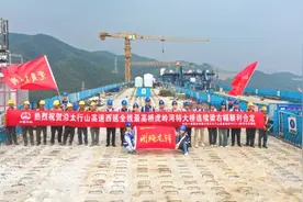 沿太行山高速公路西延2标首座连续梁顺利合龙图片